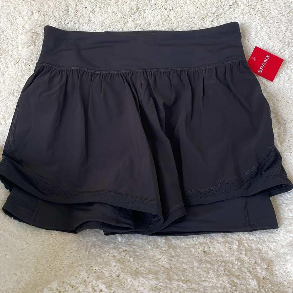 SPANX Get Moving Shorts NWT Size L Active Phone pocket